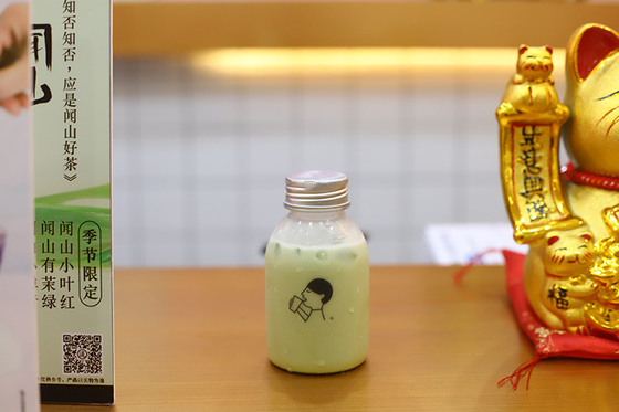 Bottiglie di tè di latte di plastica con maniglia per bere con materiale ed efficienza