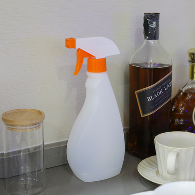 Spruzzatura liquidi ugello contenitore di spremitura con pompa di spruzzatura innesco colore chiaro