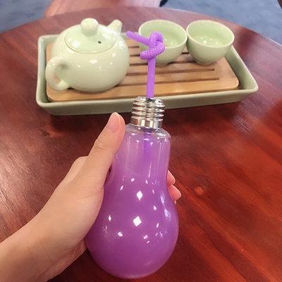 Bottiglie di tè al latte con isolamento