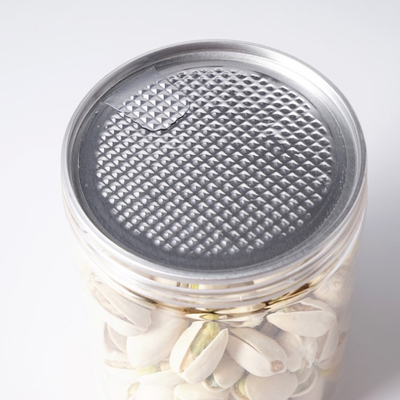 Bastoni di plastica chiari e rotondi da 2 a 8 oz con coperchi per fango e spezie.