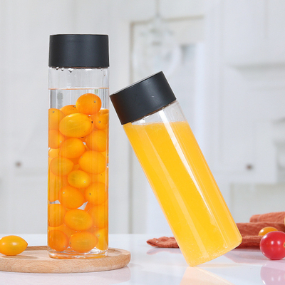 Manipolazione di bottiglie di plastica per tè al latte isolate