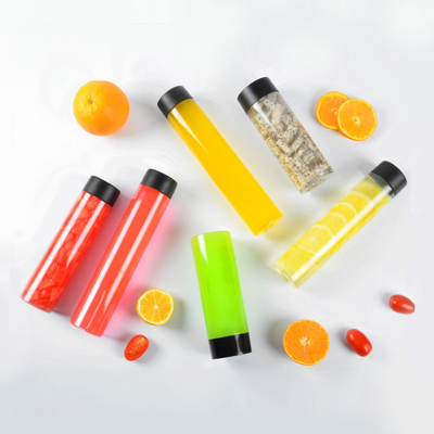 Manipolazione di bottiglie di plastica per tè al latte isolate