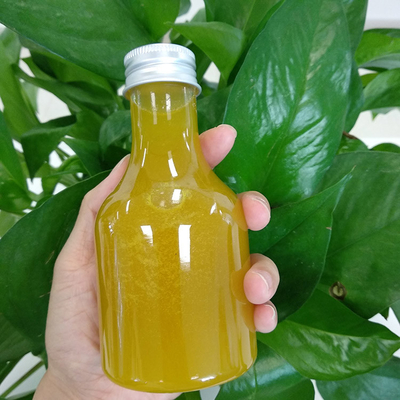 Bottiglie rotonde e quadrate di tè al latte per acqua da tè al succo