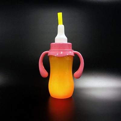 Bottiglia di tè di latte di plastica colorata a prova di perdite e design isolato