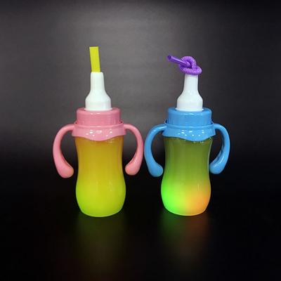 Bottiglia di tè di latte di plastica colorata a prova di perdite e design isolato