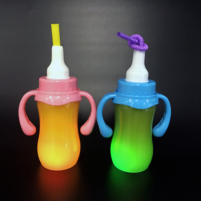 Bottiglia di tè di latte di plastica colorata a prova di perdite e design isolato