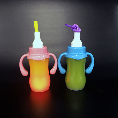Bottiglia di tè di latte di plastica colorata a prova di perdite e design isolato