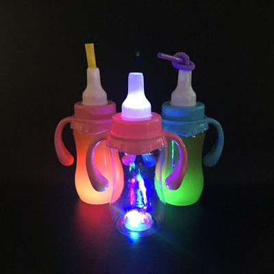 Bottiglia di tè di latte di plastica colorata a prova di perdite e design isolato