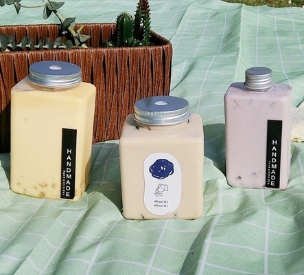 Moderne bottiglie a prova di perdite quadrate e rotonde di succo di tè al latte con manico