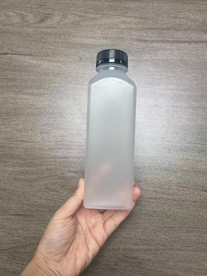 Bottiglie di plastica trasparenti e personalizzabili con disegno moderno e isolante