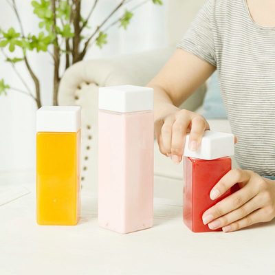 Velo sul coperchio di bottiglie di tè al latte di media capacità isolate con funzione anti-fuga