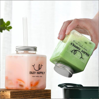Moderne bottiglie di tè al latte con una vite sul coperchio di materiale plastico