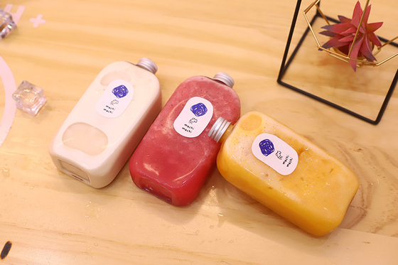 Bottiglie di tè al latte in plastica personalizzabili da 120 ml con viti sul coperchio