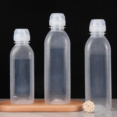 Pratiche bottiglie di plastica per tè al latte con manico