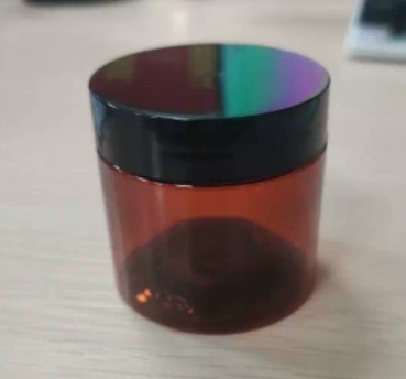 Sigillamento di vasetti cosmetici in plastica da 100 ml con guarnizione sensibile alla pressione e stampa personalizzata