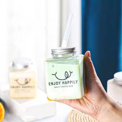 Le brocche medie per bubble tea possono essere personalizzate. Contenitori in plastica resistenti, ideali per negozi di bevande, bar e ristoranti