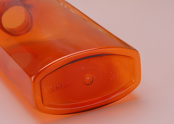 La mano insapona la bottiglia di plastica vuota della pompa dell'ANIMALE DOMESTICO della lozione 450ml con la pompa nera