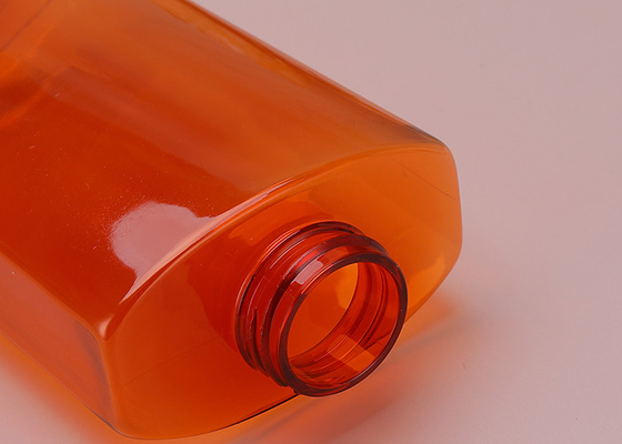 La mano insapona la bottiglia di plastica vuota della pompa dell'ANIMALE DOMESTICO della lozione 450ml con la pompa nera
