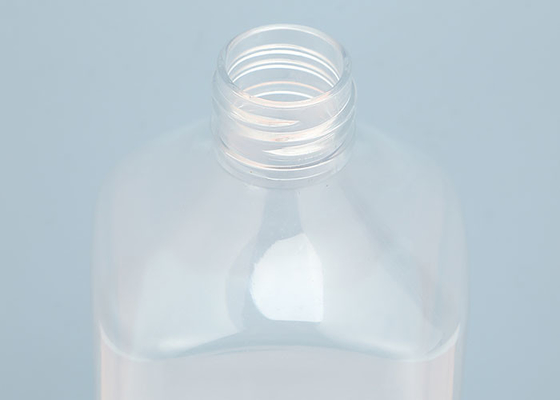 Chiare bottiglie di plastica vuote della lozione con l'erogatore della pompa