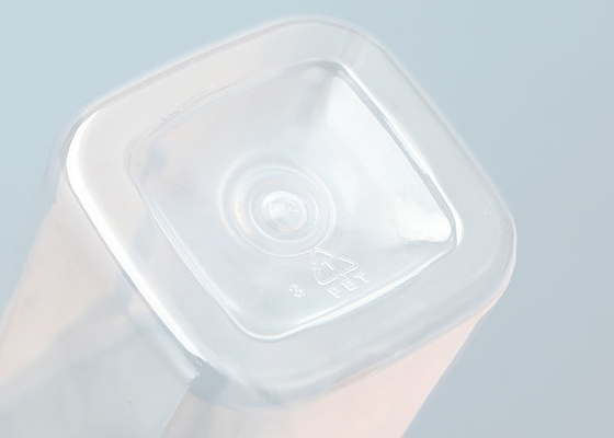 Chiare bottiglie di plastica vuote della lozione con l'erogatore della pompa