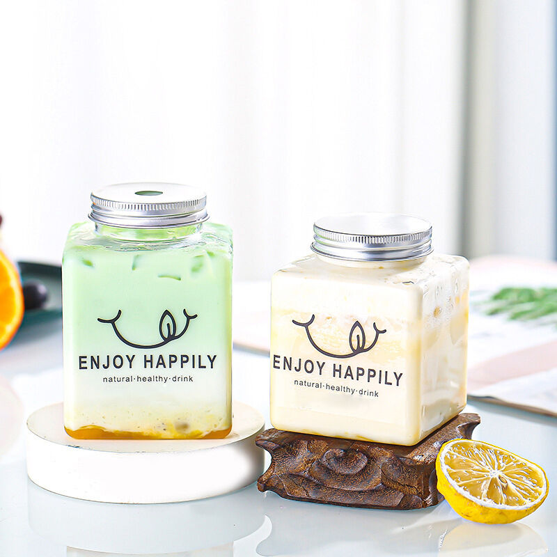 Le brocche medie per bubble tea possono essere personalizzate. Contenitori in plastica resistenti, ideali per negozi di bevande, bar e ristoranti