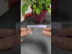 Vasetto di plastica trasparente con tappo per crema contorno occhi o balsamo labbra cosmetico